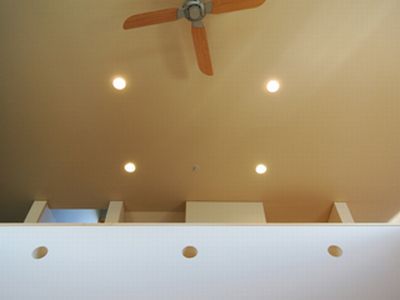見上げるとLED照明と天井扇